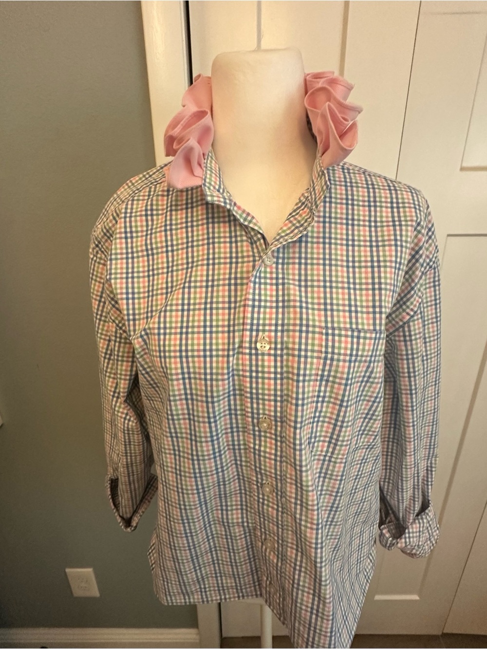Women - Upcycled (reworked) men’s shirt with ruffled collar - Picture 3 of 7